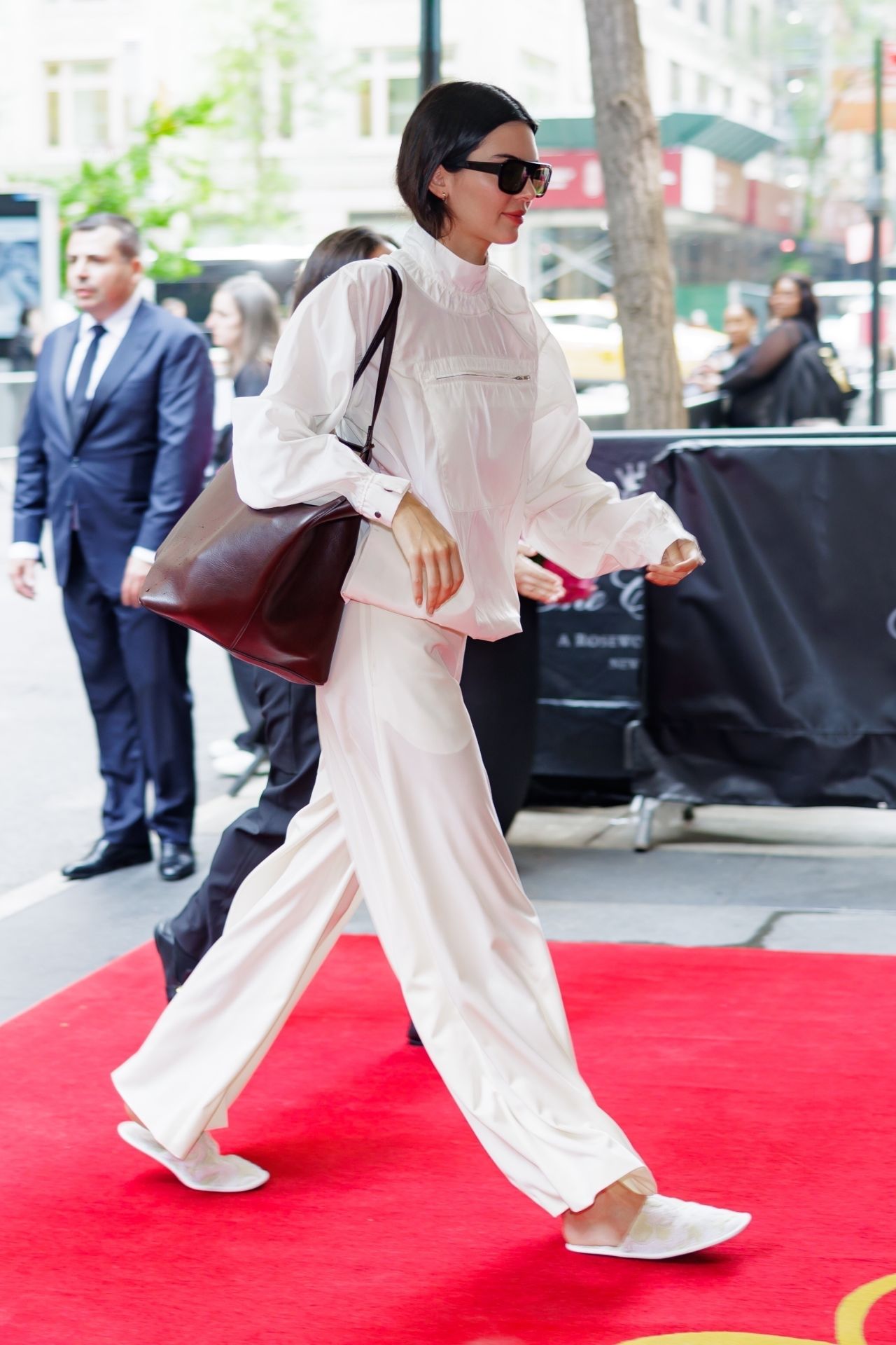 KENDALL JENNER ARRIVING AT CARLYLE HOTEL IN NEW YORK1